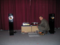 Норберт Мундорф демонстрирует разницу звучания различных типов конденсаторов