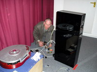 Норберт Мундорф демонстрирует разницу звучания различных типов конденсаторов