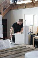 Сотрудник System Audio занят сборкой сабвуфера