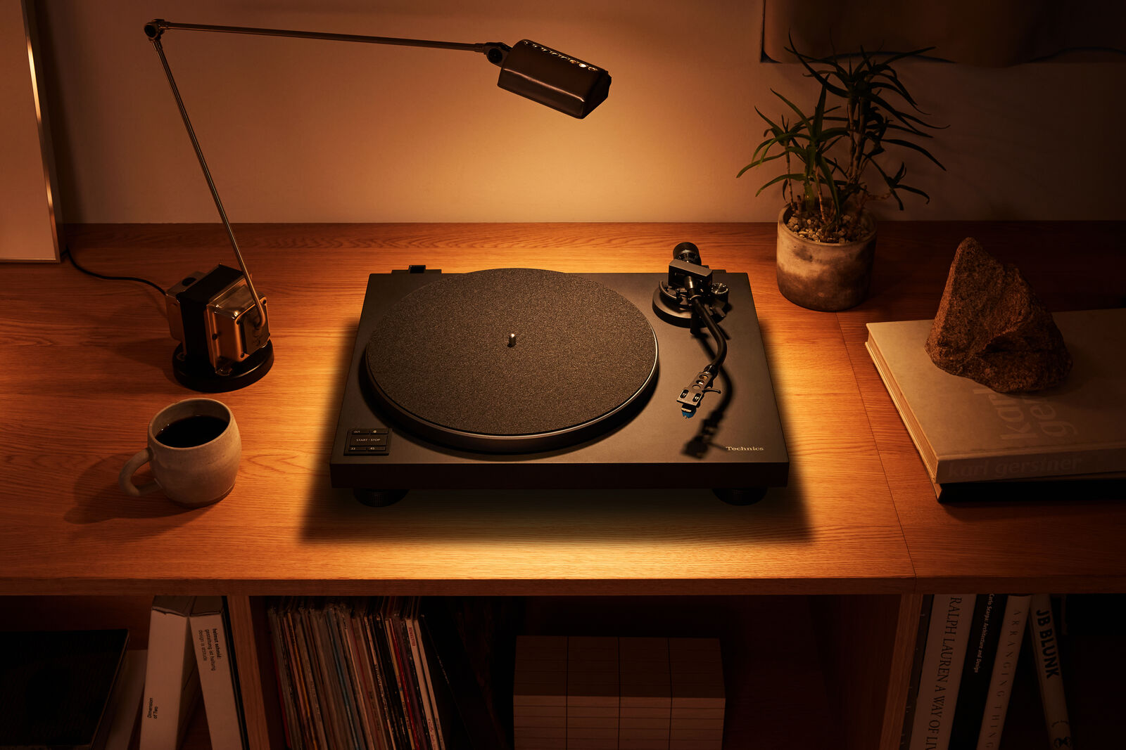 Technics SL-40CBT на столе вечером
